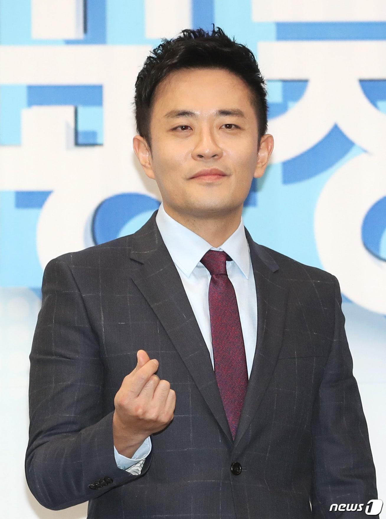 본문 이미지 - 박주경 앵커가 13일 오전 서울 여의도 KBS에서 열린 ‘KBS 뉴스 앵커 기자간담회’에 참석해 포즈를 취하고 있다. 2018.4.13./뉴스1 ⓒ News1 권현진 기자