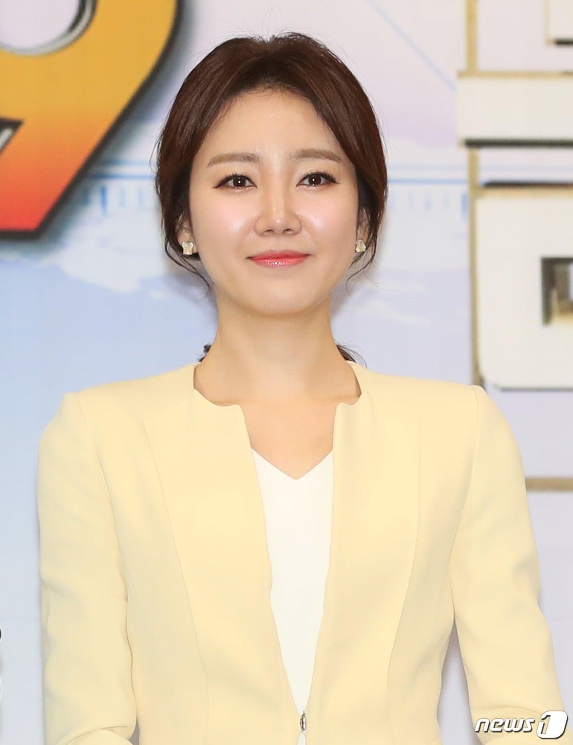 본문 이미지 - 김솔희 앵커가 13일 오전 서울 여의도 KBS에서 열린 ‘뉴스 앵커 기자간담회’에 참석해 포즈를 취하고 있다. 2018.4.13./뉴스1 ⓒ News1 권현진 기자