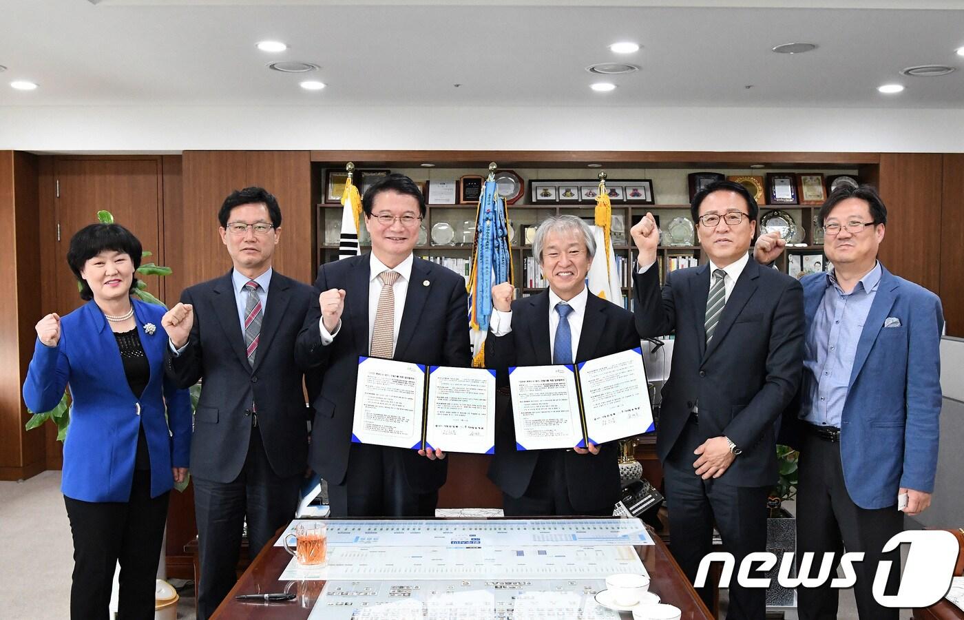 본문 이미지 - 원창묵 원주시장(왼쪽 세번째)과 송재준 안전보건공단 강원지사장(왼쪽 네번째)이 13일 원주시청 시장집무실에서 '안전한 행복도시 원주'를 만들기 위한 업무협을 체결하고 기념촬영을 하고 있다.2018.4.13/뉴스1 ⓒ News1 노정은 기자