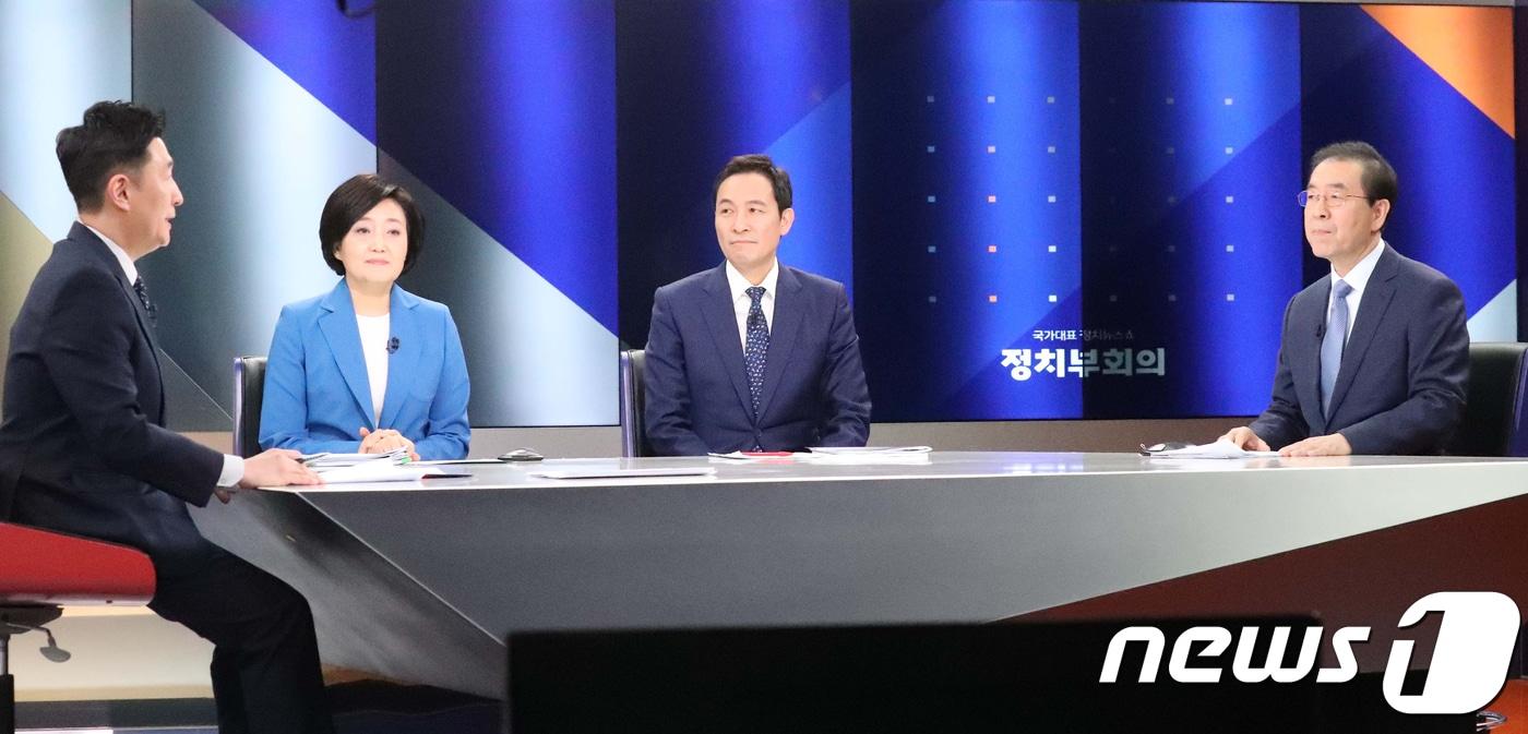 본문 이미지 - 더불어민주당 서울시장 예비후보가 13일 서울 상암동 JTBC에서 정책과 선거 전략을 두고 TV토론회를 벌였다. 오른쪽부터 박원순, 우상호, 박영선 예비후보. 2018.4.13/뉴스1 ⓒ News1 국회사진취재단