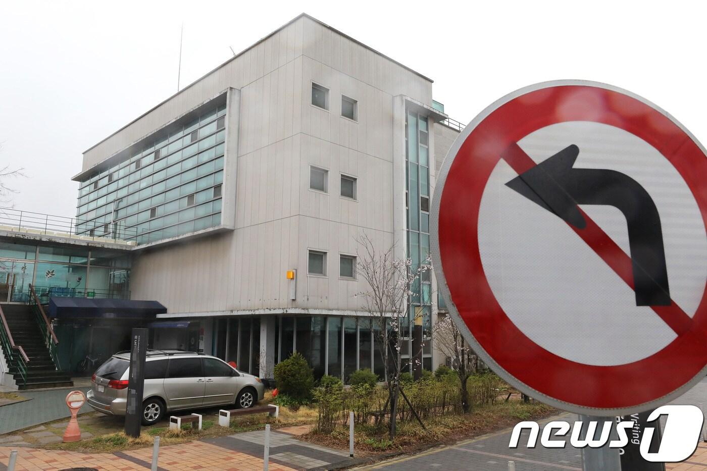 14일 오후 인터넷 포털에서 문재인정부 비방 댓글을 쓰고 추천 수를 조작한 혐의로 구속된 더불어민주당 당원 3명이 근무했던 경기도 파주의 한 출판사무실 모습. 뉴스1 ⓒ News1 임세영 기자