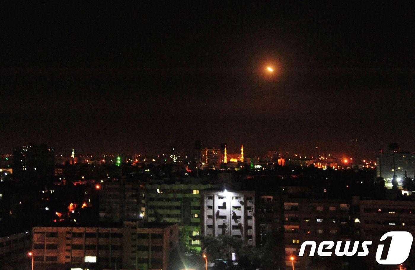 본문 이미지 - 시리아 관영 SANA통신이 공개한 미국·영국프랑스의 합동 군사작전 후 다마스쿠스의 모습. ⓒ AFP=뉴스1