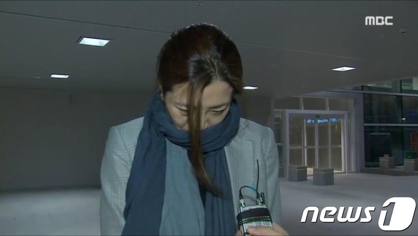 본문 이미지 - 광고대행사 직원에 대한 갑질 논란에 휩싸인 조현민 대한항공 여객마케팅 전무가 15일 오전 귀국했다. 대한항공에 따르면 조 전무는 베트남 다낭에서 출발한 대한항공 KE464편을 타고 이날 오전 5시 26분 인천공항을 통해 입국했다. 이날 조 전무는 공항에서 기다리던 취재진에게  "제가 어리석었다. 죄송하다"고 사과하고,  "물을 뿌리진 않았고 밀치기만 했다"고 주장했다.(MBC캡쳐) ⓒ News1