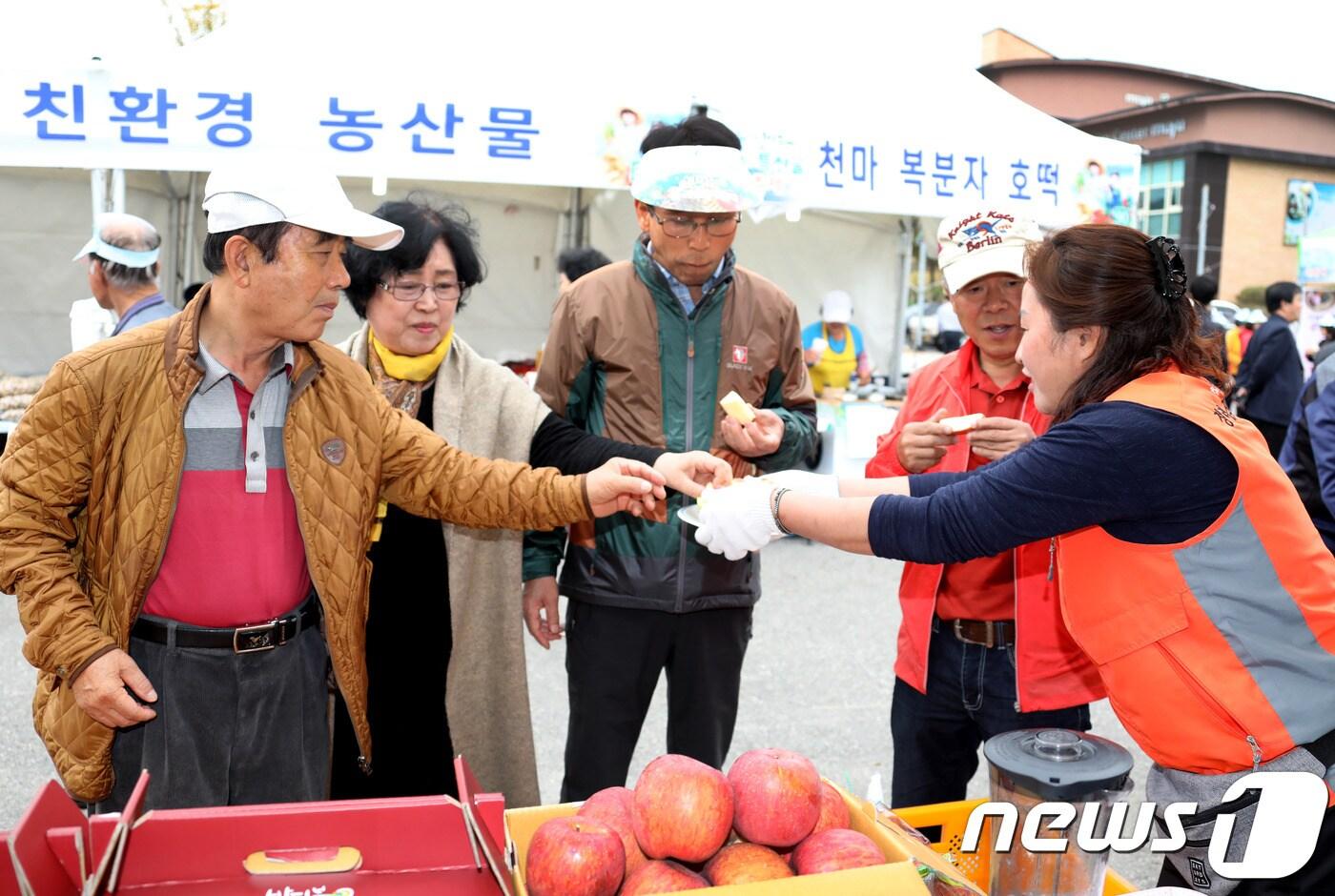 본문 이미지 - 무주군이 서울에서 직거래장터를 열고 있다.(무주군제공)@018.04.15/뉴스1ⓒ News1