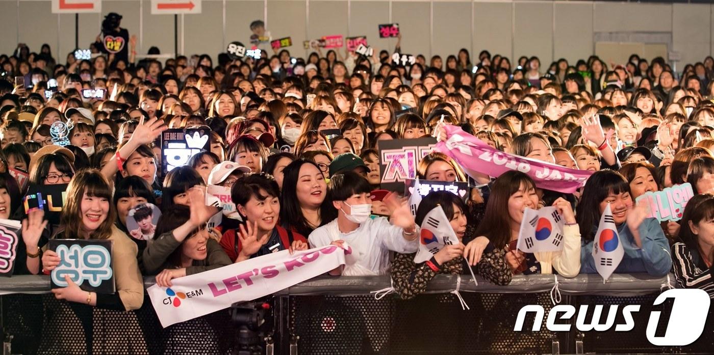 본문 이미지 - 지난 13~15일 일본 지바현에서 열린 케이콘(KCON) 2018 저팬(JAPAN) 현장에서 일본 현지 관객들이 워너원 팬미팅을 기다리고 있다.ⓒ News1