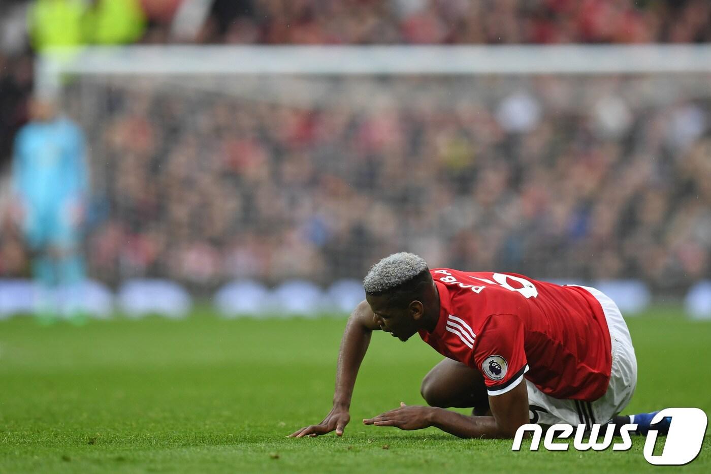 16일(한국시간) 영국 맨체스터 올드 트래포드에서 열린 WBA와의 2017-18 잉글랜드 프리미어리그(EPL) 34라운드 경기 중 넘어진 폴 포그바(맨체스터 유나이티드). ⓒAFP=News1