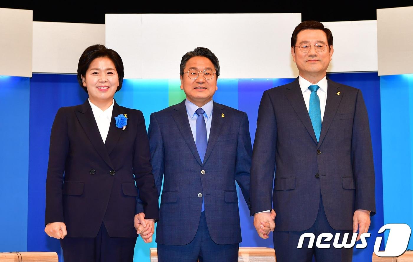 본문 이미지 - 더불어민주당 광주시장 예비후보들이 16일 오전 광주MBC 공개홀에서 TV토론회에 앞서 기념촬영을 하고 있다. 왼쪽부터 양향자·강기정·이용섭 예비후보. 2018.4.16/뉴스1 ⓒ News1 박준배 기자