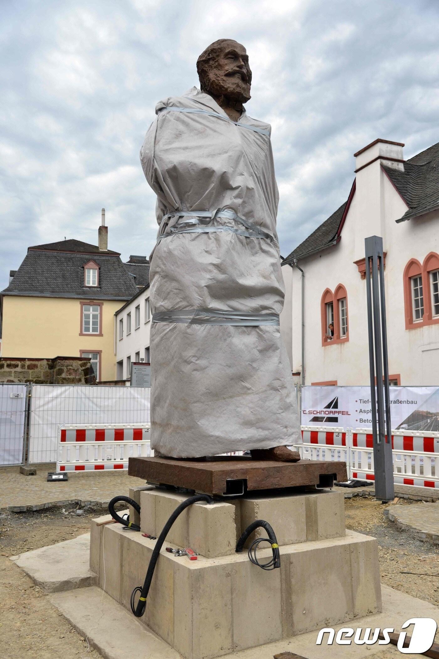 본문 이미지 - 중국 정부가 독일에 선물한 카를 마르크스 동상이 그의 고향 트리어에 설치될 예정이다. ⓒ AFP=뉴스1