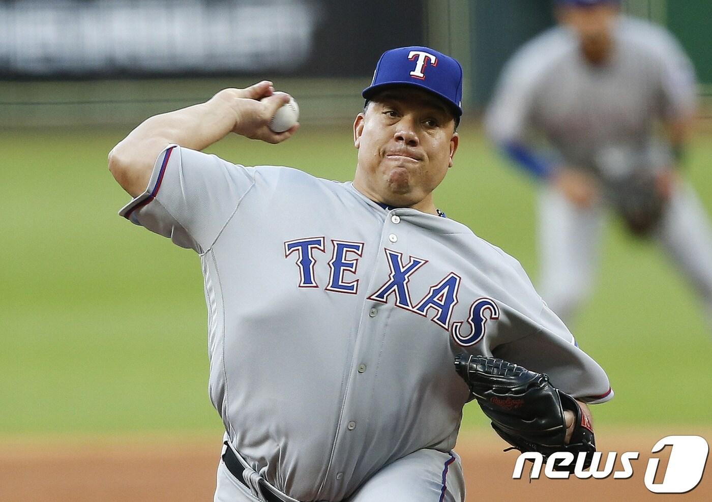 바톨로 콜론(45·텍사스 레인저스)이 16일(한국시간) 미국 텍사스주 휴스턴 미닛메이드파크에서 열린 2018 MLB 휴스턴 애스트로스와의 경기에서 역투하고 있다. ⓒAFP=News1