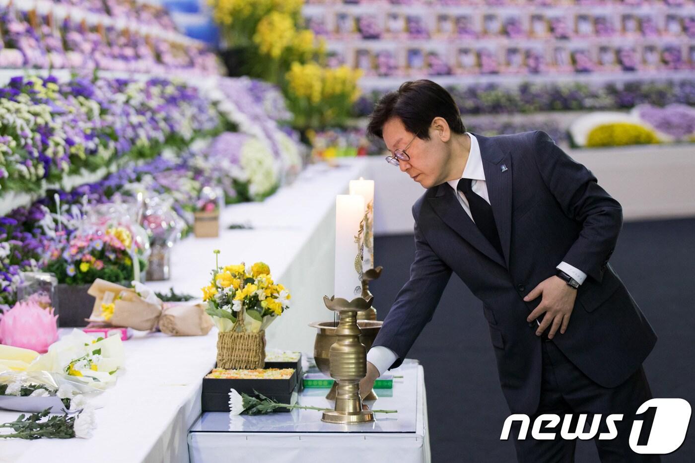 지난 12일 경기 안산 세월호 분향소에서 참배를 하고 맀는 이재명 예비후보.(후보캠프 제공ⓒ News1