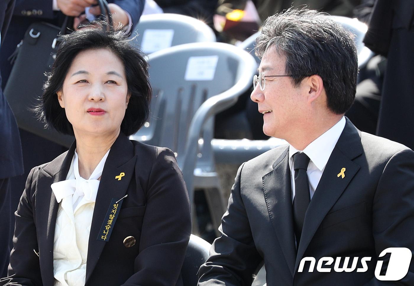 본문 이미지 - 2018년 4월 16일 당시 추미애 더불어민주당 대표와 유승민 바른미래당 공동대표가 경기 안산시 화랑유원지에서 열린 4·16 세월호참사 희생자 정부합동 영결·추도식에서 대화하고 있다. 최근 정치권에선 유 전 의원이 추미애 민주당 경기지사 후보가 비워놓을 경기 하남갑 보궐선거에 나설 수도 있다는 말이 나 돌았다. 2018.4.16 ⓒ 뉴스1 신웅수 기자