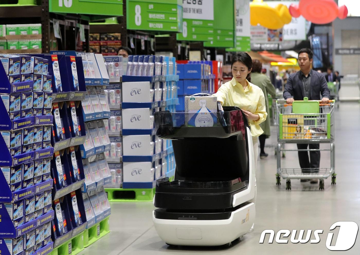 17일 경기도 하남시 스타필드 하남점 이마트 트레이더스에서 한 고객이 자율주행 콘셉트 스마트 카트인 '일라이(eli)'를 이용해 장을 보고 있다.  2018.4.17/뉴스1 ⓒ News1 구윤성 기자