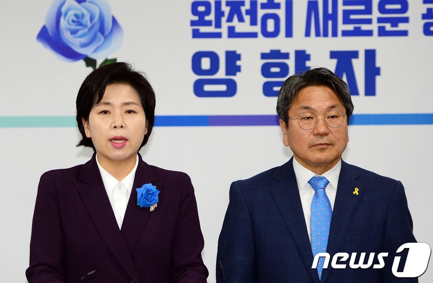 본문 이미지 - 양향자·강기정 더불어민주당 광주시장 예비후보가 17일 광주시의회 브리핑룸에서 '이용섭 예비후보 측의 줄세우기'를 비판하는 기자회견을 하고 있다. 이들은 "현직 구청장은 물론 지방의원 선거에 출마한 시의원 후보까지 이용섭 후보 줄 세우기에 동원됐다＂며 ＂중앙당은 엄중히 심판해야 한다＂고 주장했다.2018.4.17/뉴스1 ⓒ News1 박준배 기자