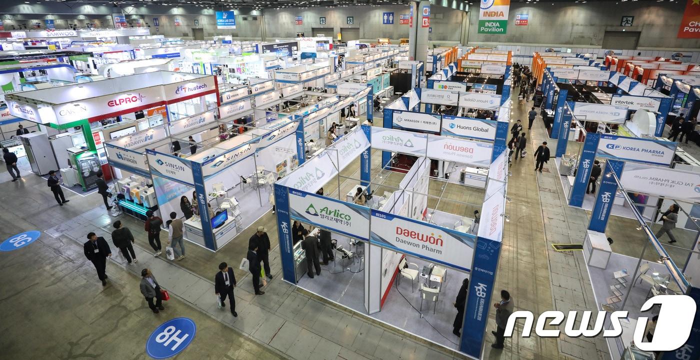 본문 이미지 - 제8회 국제의약품·바이오산업전에서 참가자들이 전시 참가 업체 부스를 살펴보고 있다(사진은 기사와 무관). /뉴스1 ⓒ News1 성동훈 기자