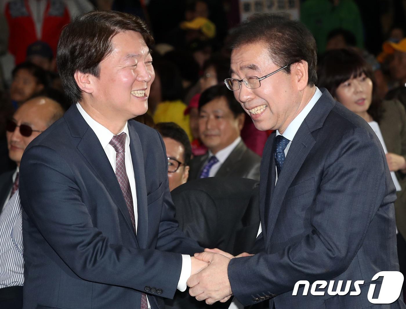 본문 이미지 - 박원순 서울시장과 안철수 바른미래당 서울시장 후보가 지난 18일 오전 서울 강남구 세텍에서 열린 제38회 장애인의날 기념식에 참석해 악수하고 있다. 2018.4.18/뉴스1 ⓒ News1 박세연 기자