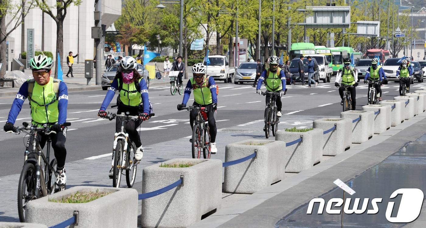 본문 이미지 - 한국자전거단체협의회 회원들이 4월18일 오전 서울 광화문광장에서 '2018 자전거의 날 기념 자전거캠페인'을 열고 자전거타기 퍼레이드를 하고 있다. 이날 캠페인은 자전거의 날(주간)을 맞아 도심 및 자전거도로에서 자전거 교통사고를 줄이고 안전한 자전거 주행습관을 알리기 위해 열렸다. 2018.4.18/뉴스1 ⓒ News1 박지수 기자