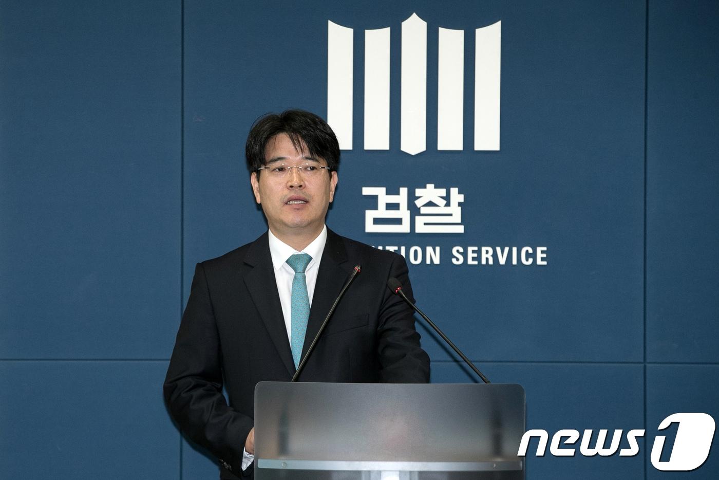 본문 이미지 - 박재억 신임 경남 창원지방검찰청 검사장. 사진은 박 지검장이 지난 2018년 4월 서울중앙지방검찰청 강력부장 검사를 역임하던 시절 서울 서초구 서울고등법원 기자실에서 브리핑 하는 모습. 2018.4.18/뉴스1 ⓒ News1 DB