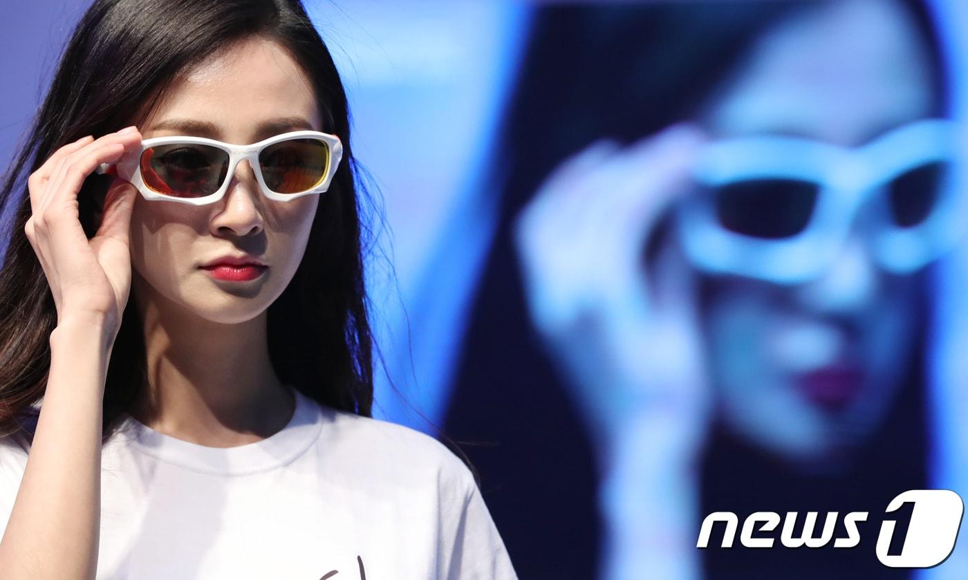 제17회 대구국제안경전(DIOPS 2018)이 18일 대구 엑스코에서 개막됐다. 개막을 축하하는 안경패션쇼에서 무대에 오른 모델이 최신 유행 안경과 선글라스를 선보이고 있다.2018.4.18/뉴스1 ⓒ News1 공정식 기자