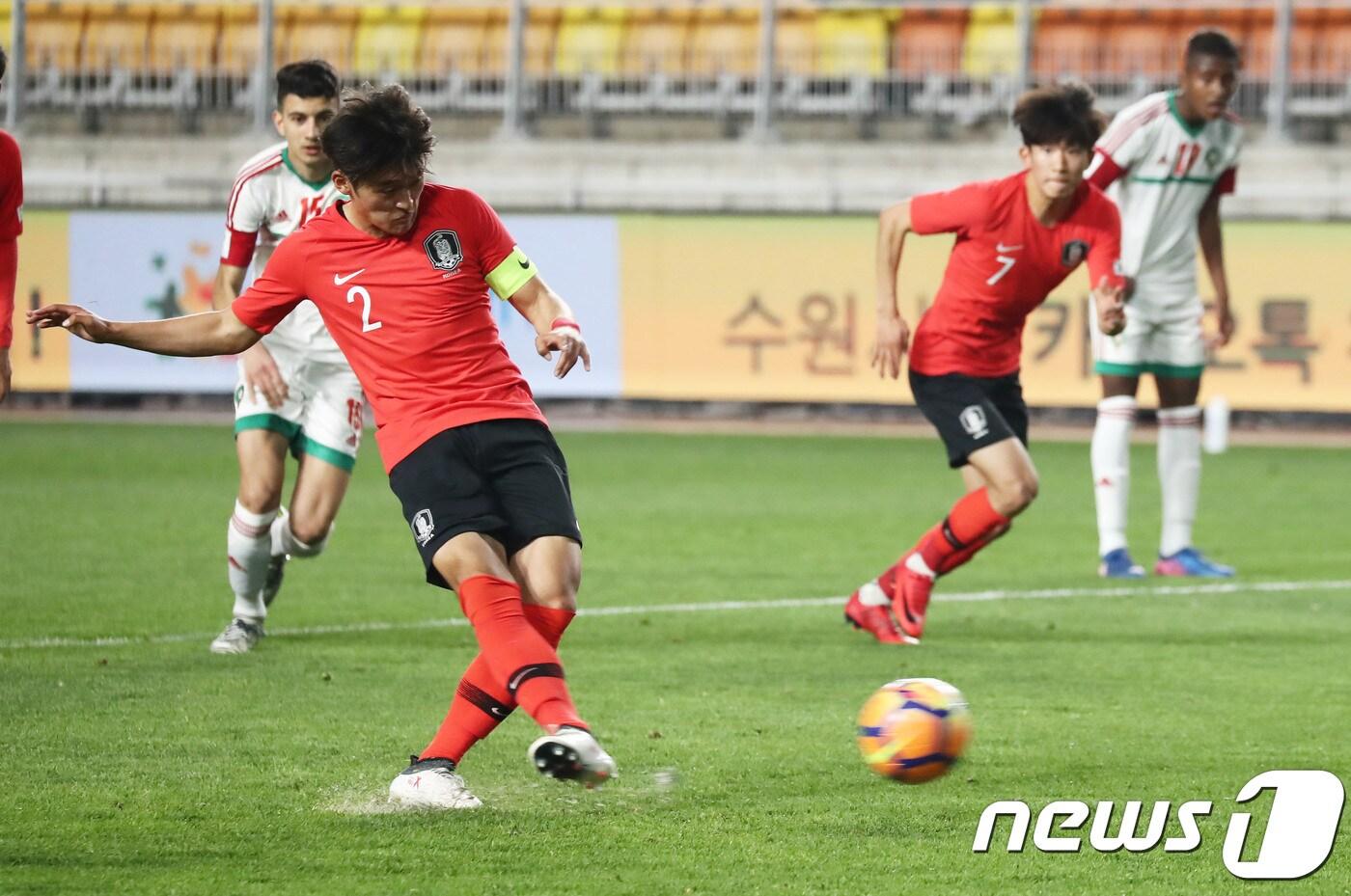 본문 이미지 - 지난해 4월 경기도 수원시 팔달구 수원월드컵경기장에서 열린 2018 수원 JS컵 U-19 국제청소년 축구대회 대한민국과 모로코의 경기에서 황태현이 페널티킥을 차고 있다./뉴스1 ⓒ News1 오장환 기자