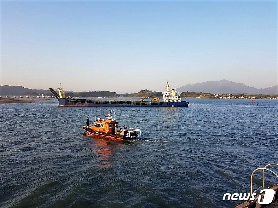 본문 이미지 - 모래언덕에 좌초된 선박.(여수해경 제공)/뉴스1 ⓒ News1 지정운 기자