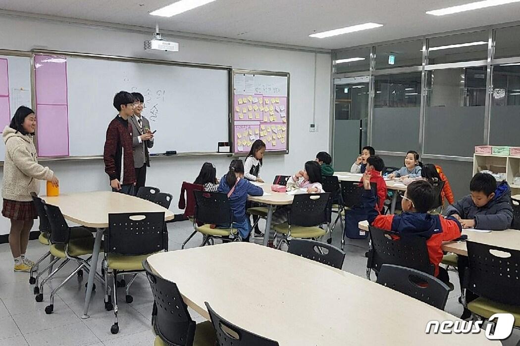 본문 이미지 - 충북 청주 오송고등학교 학생들이 운영하는 공부방(충북교육청 제공)2018.4.19/뉴스1ⓒ News1
