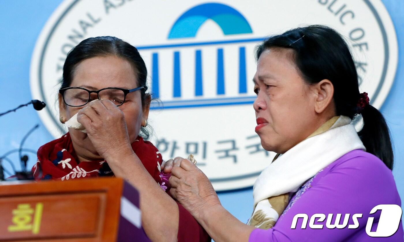본문 이미지 - 베트남전 퐁니퐁넛 사건 학살 생존자 응우옌티탄씨(왼쪽)와 하미 마을 학살 생존자 응우옌티탄씨. ⓒ News1 안은나 기자