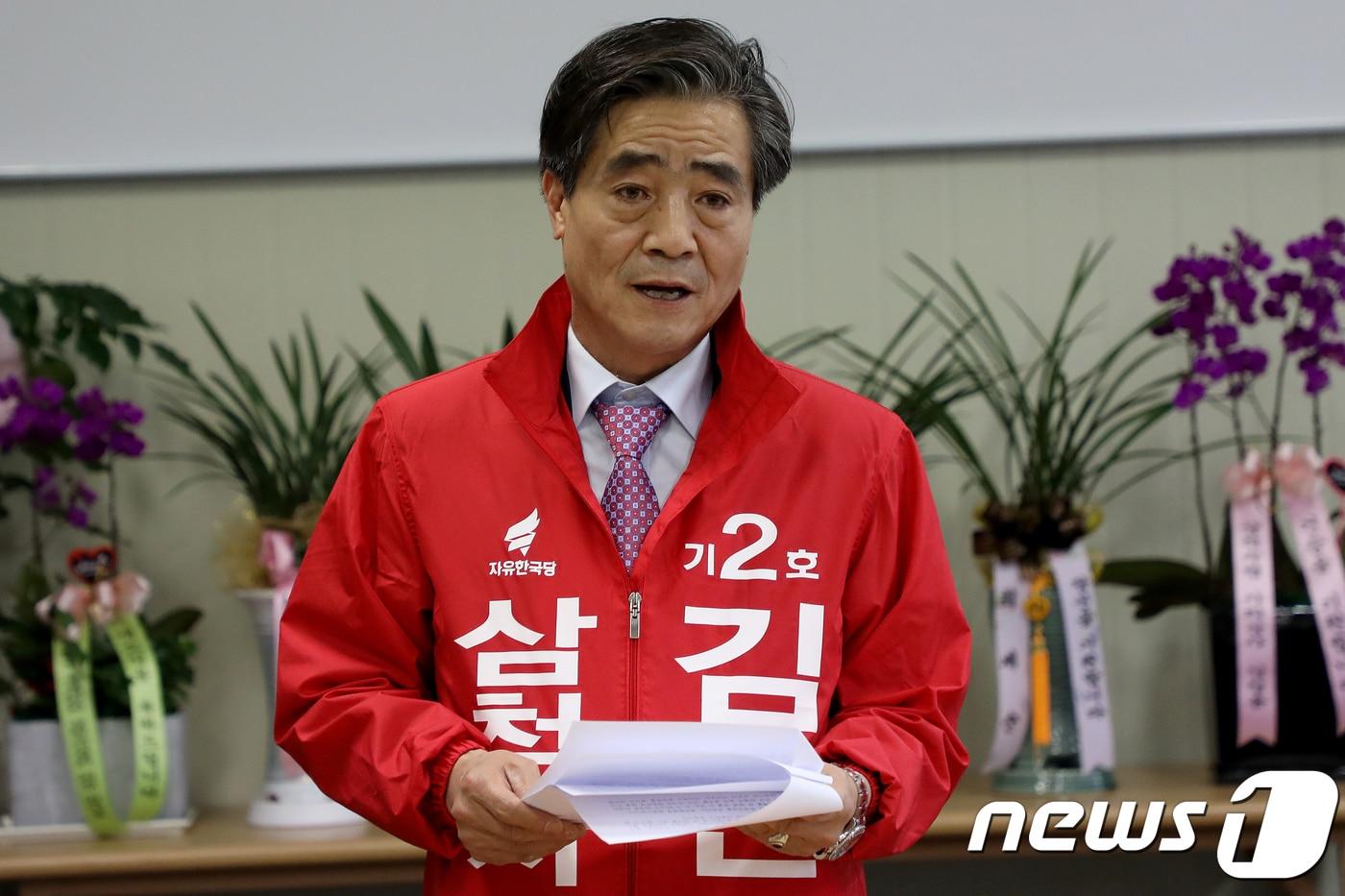 본문 이미지 - 6·13 지방선거 자유한국당 강원 삼척시장 후보로 결정된 김인배 전 삼척시의장이 19일 자신을 둘러싼 흑색선전에 대해 더 이상 참지 않겠다는 내용의 기자회견을 하고 있다. 2018.4.19/뉴스1 ⓒ News1 서근영 기자