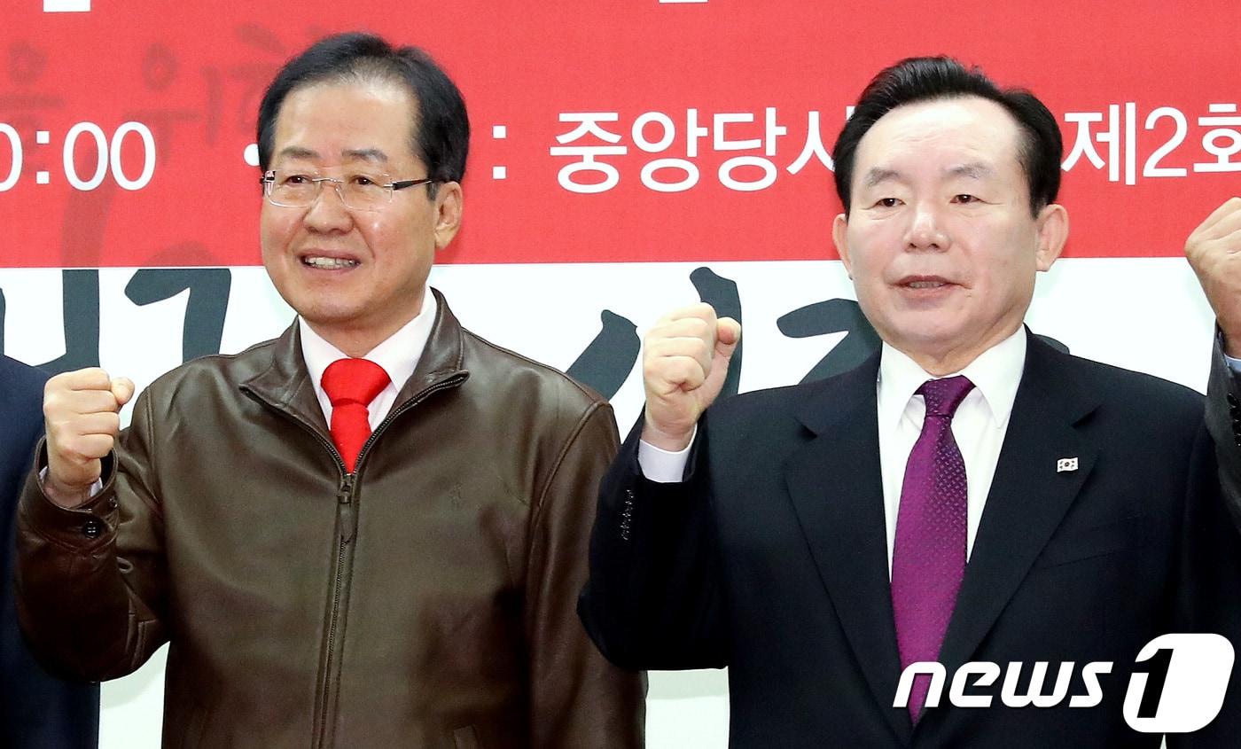 본문 이미지 - 홍준표 자유한국당 대표가 2일 오전 서울 여의도 당사에서 열린 충남도지사 후보 추대 결의식에서 이인제 고문과 파이팅을 외치고 있다. 2018.4.2/뉴스1 ⓒ News1 박정호 기자