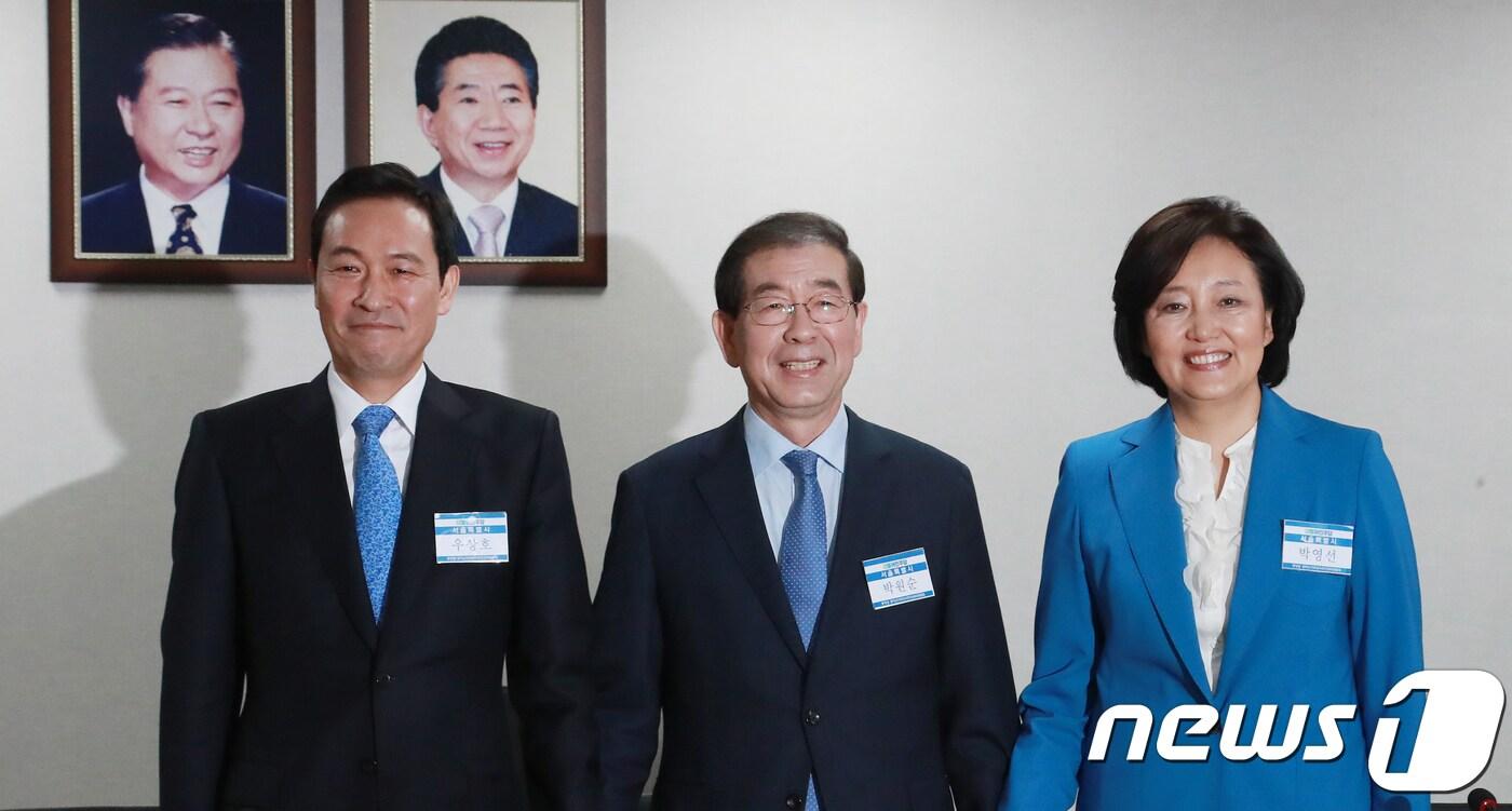 본문 이미지 - '6·13 지방선거' 서울시장 도전에 나서는 더불어민주당 우상호 의원(왼쪽부터)과 박원순 서울시장과 박영선 의원이 2일 서울 여의도 민주당사에서 열린 공천관리위원회 광역단체장 면접에서 손을 맞잡고 있다. 2018.4.2/뉴스1 ⓒ News1 이동원 기자