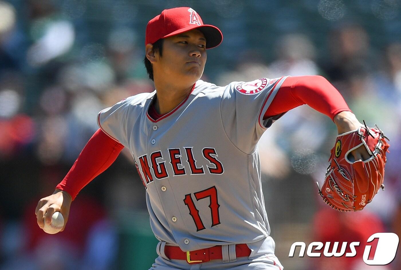 오타니 쇼헤이(24·LA 에인절스)가 2일(한국시간) 미국 오클랜드 O.co 콜로세움에서 열린 2018 MLB 오클랜드 애슬레틱스와의 경기에서 선발로 나와 투구하고 있다. ⓒAFP=News1