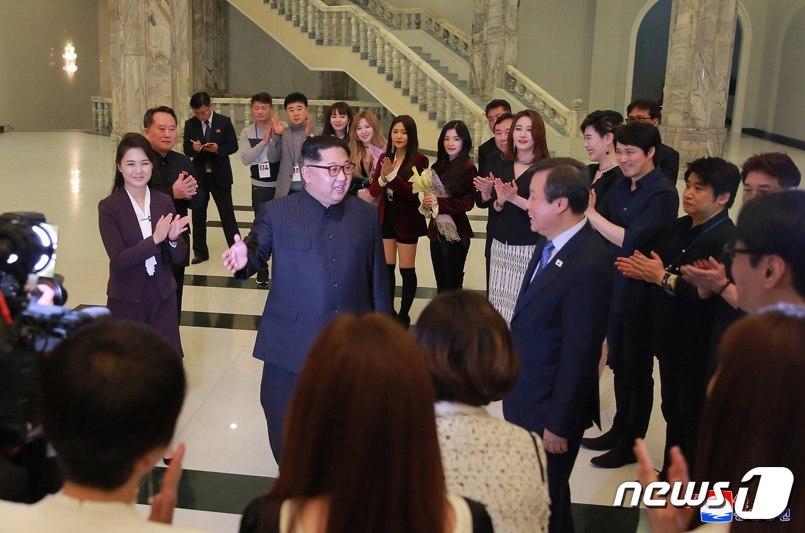 본문 이미지 - 김정은 북한 국무위원장 겸 조선노동당 위원장이 1일 오후 동평양대극장에서 열린 남북평화 협력기원 남측예술단 공연 관람 뒤 도종환 문화체육관광부 장관 등 남측 예술단 관계자들과 대화를 나누고 있다. 2018.4.1/뉴스1 2018.4.1/뉴스1 ⓒ News1 황덕현 기자