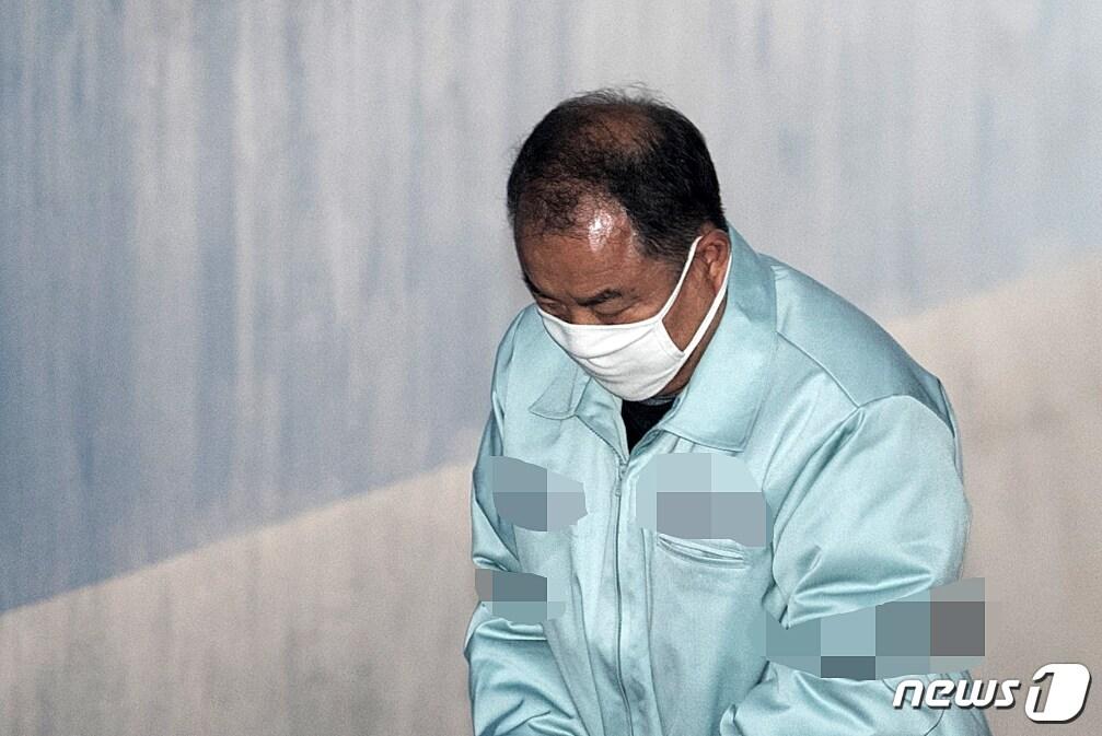 본문 이미지 - 이우현 자유한국당 의원이 2일 오후 서울 서초구 서울중앙지방법원에서 열린 '뇌물·불법 정치자금' 관련 특정범죄가중처벌법상 뇌물 등 4회 공판에 출석하고 있다. 2018.4.2/뉴스1 ⓒ News1 이승배 기자