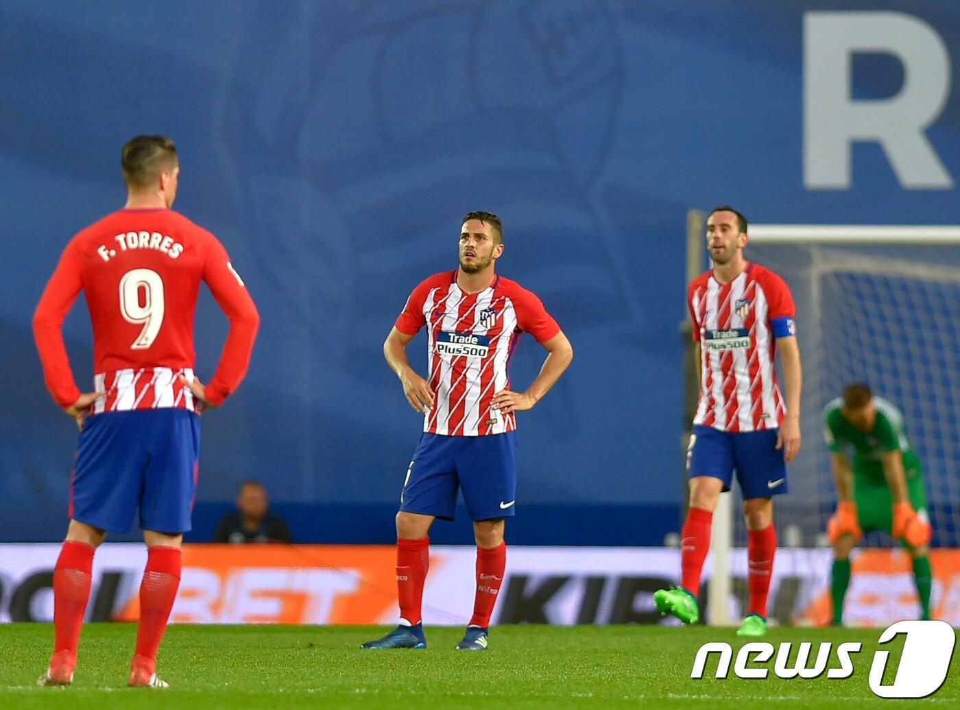 본문 이미지 - 아틀레티코 마드리드의 토레스(왼쪽), 코케(가운데), 고딘이 20일(한국시간) 열린 레알 소시에다드와의 원정 경기에서 3번째 골을 허용하고 허탈해하고 있다.ⓒ News1