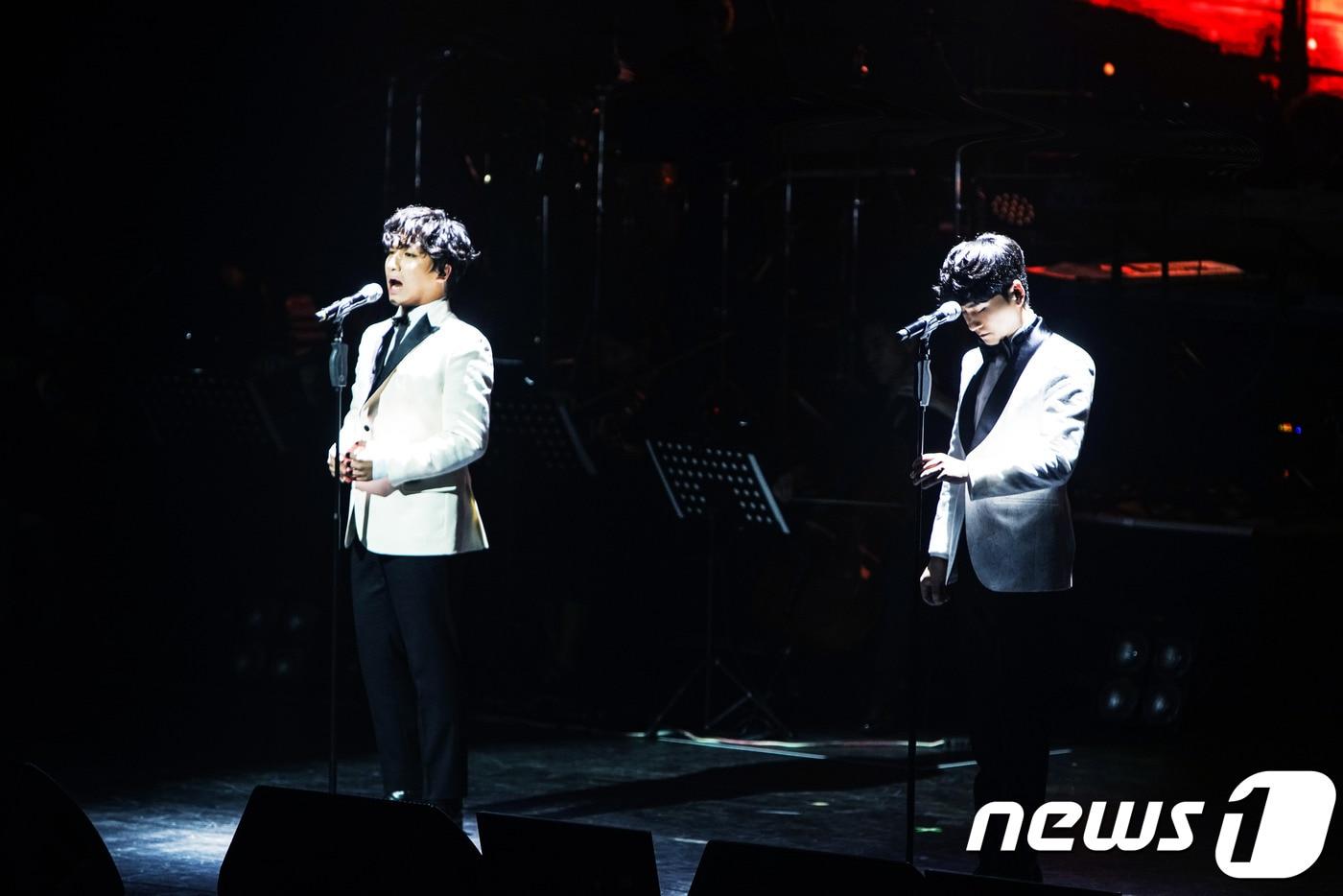 본문 이미지 - 가수 곽동현·테너 이동신 듀엣 공연 모습.(중랑구 제공) ⓒ News1