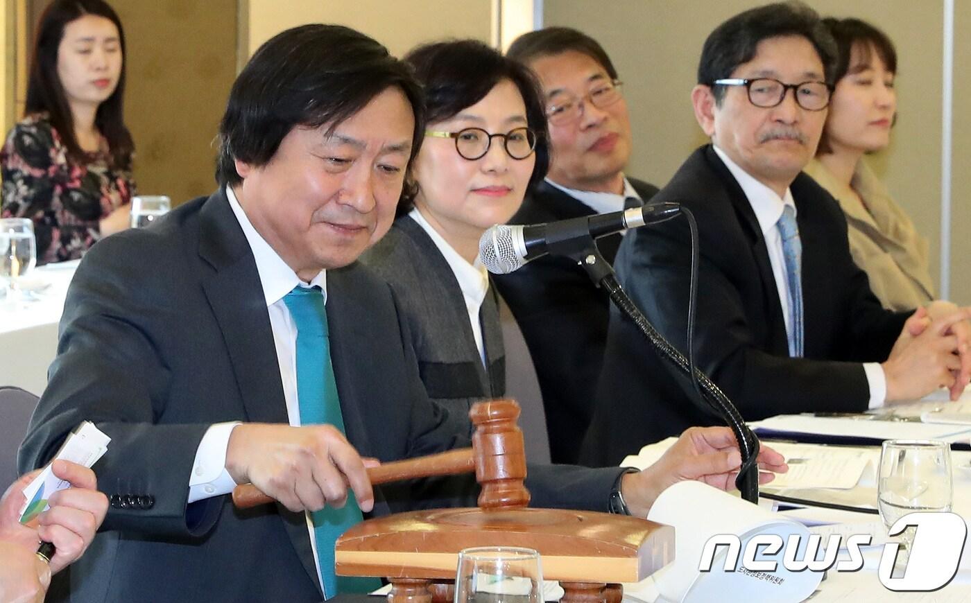 본문 이미지 - 신기남 도서관정보정책위원회 위원장이 지난해 4월 20일 서울 프레스센터에서 열린 제6기 도서관정보정책위원회 위촉식 및 전체회의를 진행하고 있다.(문화체육관광부 제공) 2018.4.20/뉴스1
