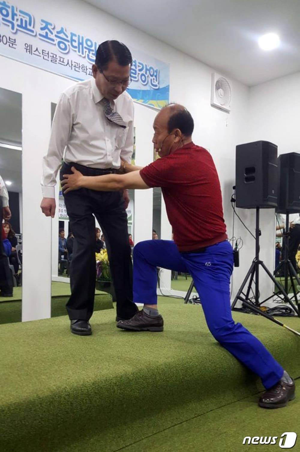 본문 이미지 - 조승태 웨스턴골프사관학교 교육원장(오른쪽)이 자세교정을 지도하고 있다. ⓒ News1