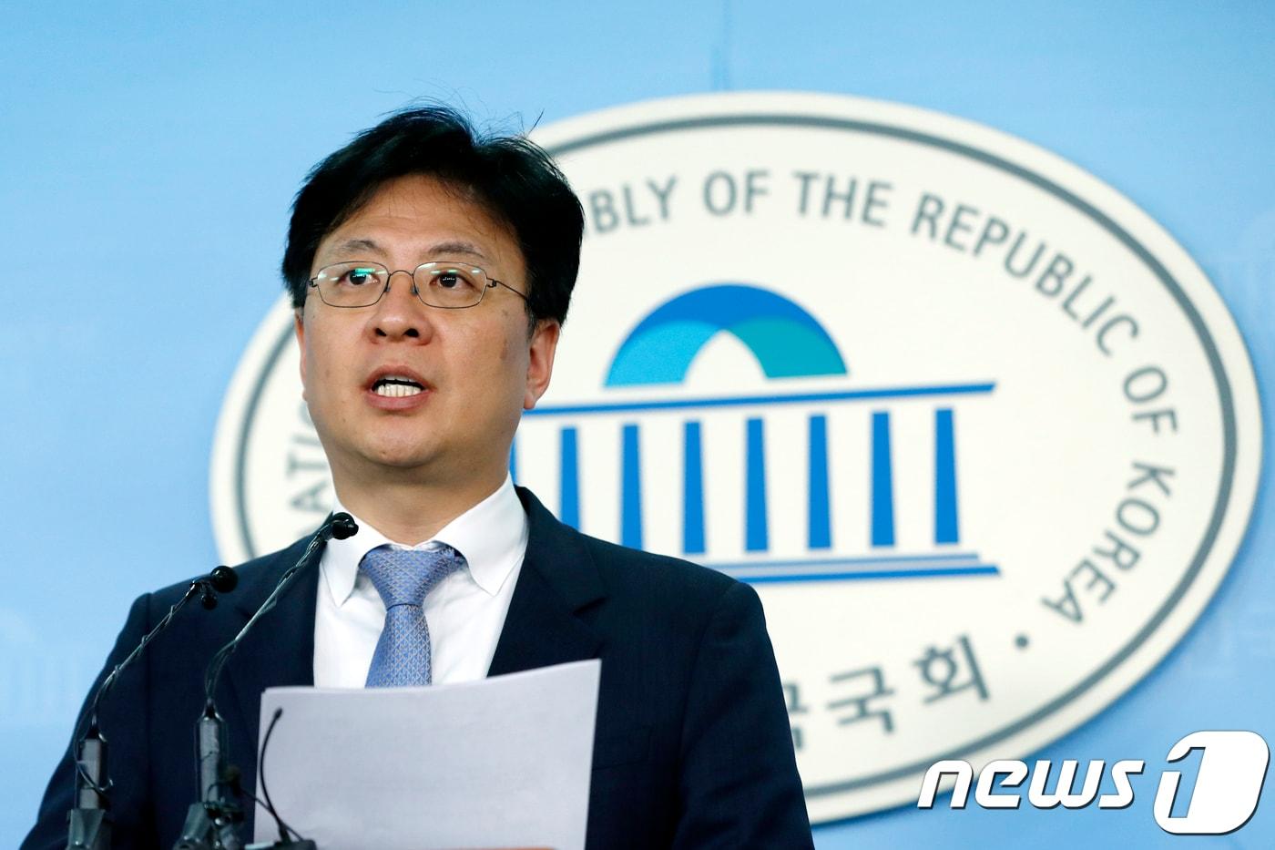 본문 이미지 - 바른미래당 서울시장 예비후보자로 등록했던 장진영 전 최고위원이 20일 국회 정론관에서 기자회견을 열고 안철수 인재영입위원장 공천 확정에 이의를 제기하고 있다. 2018.4.20/뉴스1 ⓒ News1 안은나 기자