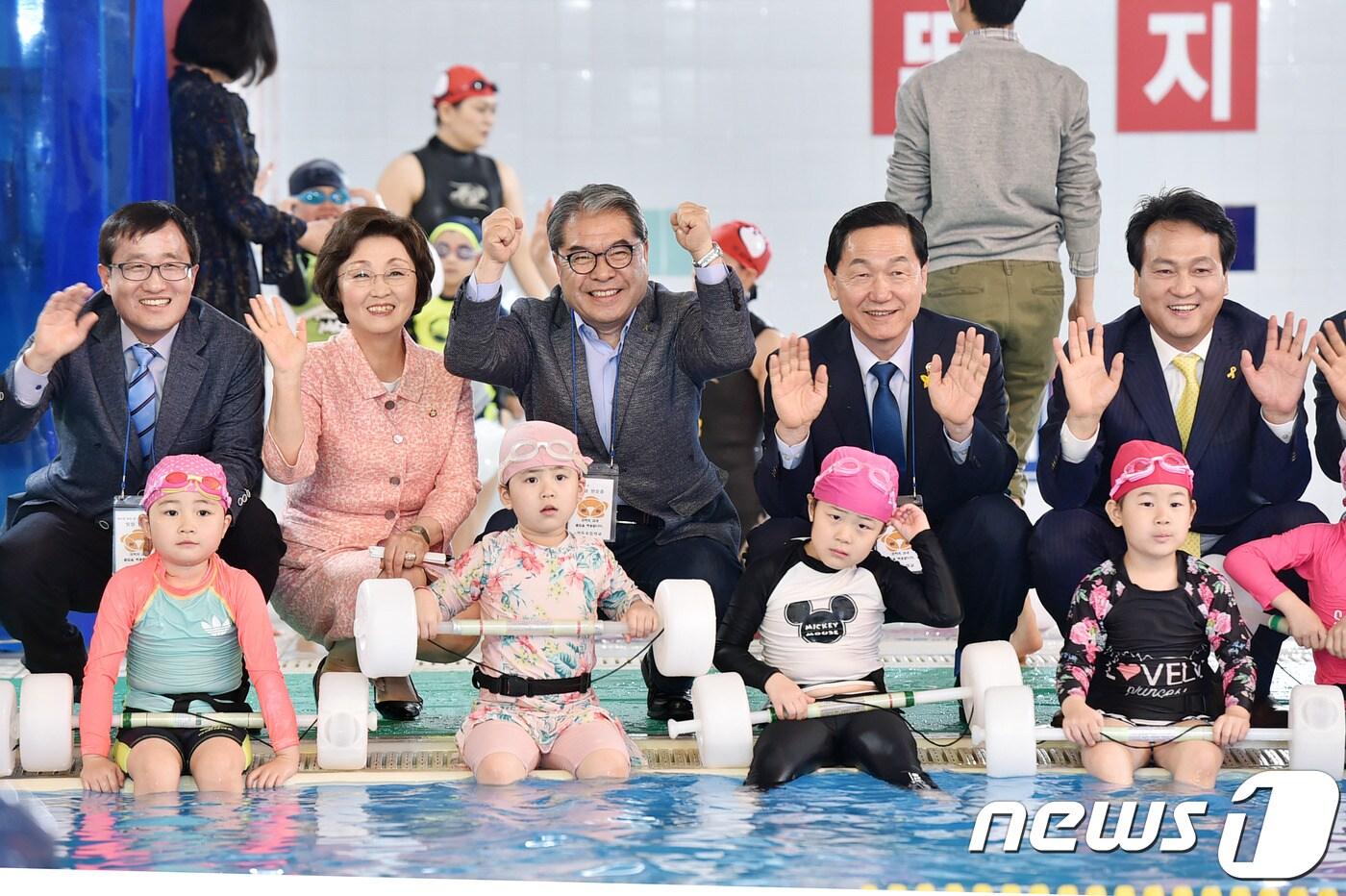 본문 이미지 -  수영컨퍼런스’에서 유치원생들과 기념촬영하고 있는 이재정 교육감. (사진왼쪽부터 김태정 오산시장 권한대행, 장정숙 국회의원, 이재정 교육감, 김상곤 장관, 안민석 국회의원)  경기도교육청 제공.   ⓒ News1