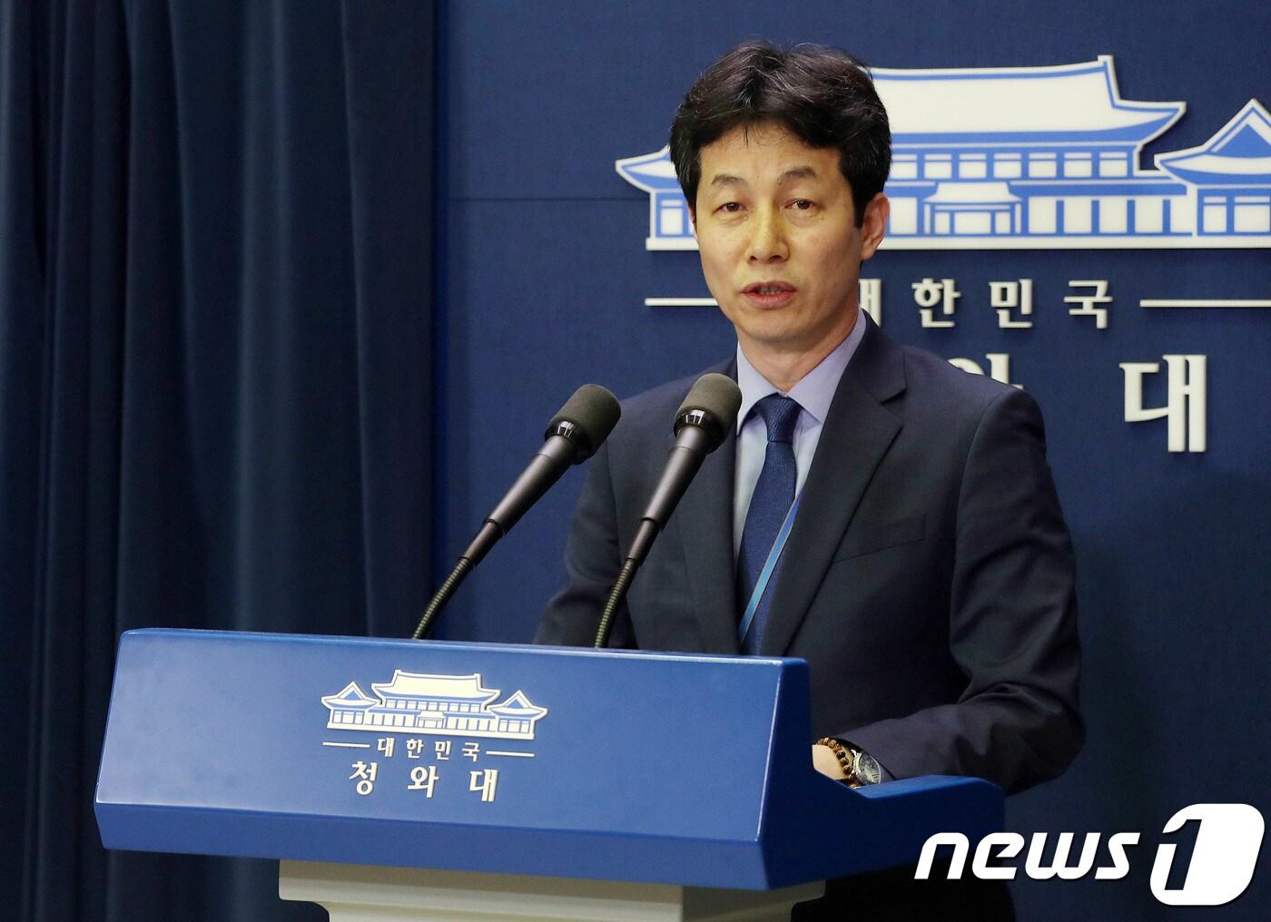 본문 이미지 - 윤건영 남북정상회담준비위 종합상황실장이 20일 오후 청와대 춘추관에서 핫라인 개통 관련 브리핑을 하고 있다. 윤 종합상황실장은 남북 핫라인 시험통화를 성공적으로 마쳤다고 밝혔다(본문과 관련없음). 2018.4.20/뉴스1 ⓒ News1 박세연 기자