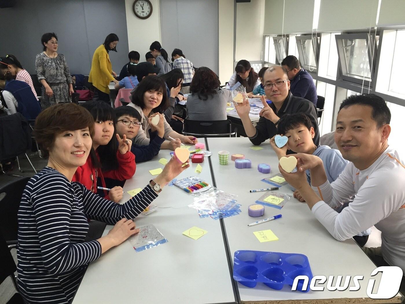 본문 이미지 - 강동구 가족봉사 소외이웃 생필품 만들기(강동구 제공)ⓒ News1