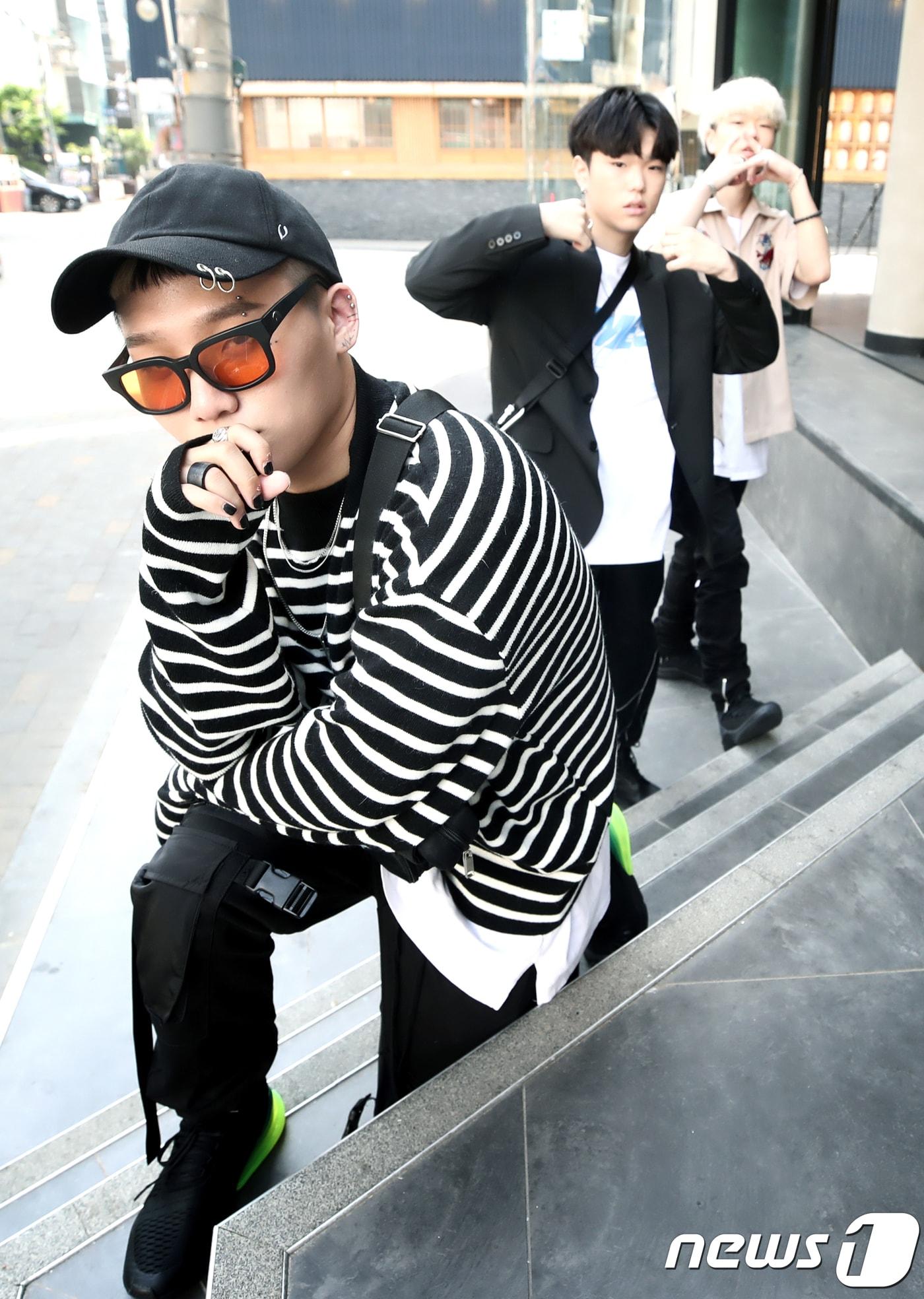 본문 이미지 - 2018.4.20.압구정로데오 치킨집. 엠넷 '고등래퍼2' 오담률(왼쪽부터), 이승화, 윤진영 딥풀이. ⓒ News1 권현진 기자