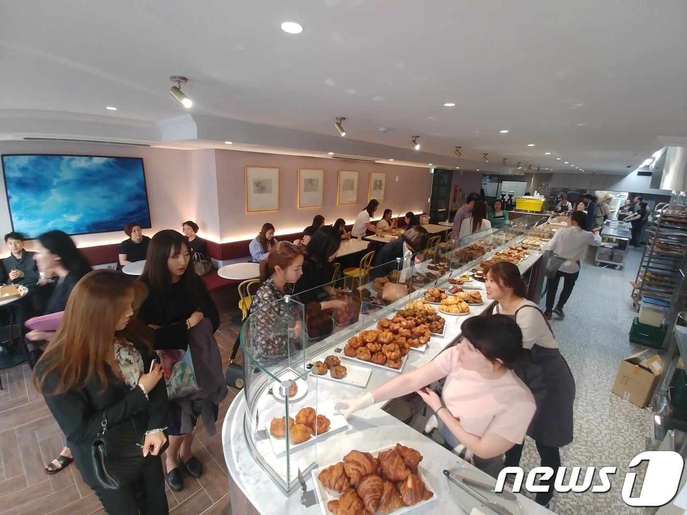 본문 이미지 - 서울 신사동 가로수길에 위치한 비 파티세리. 손님들이 제품을 고르고 있다. ⓒ News1