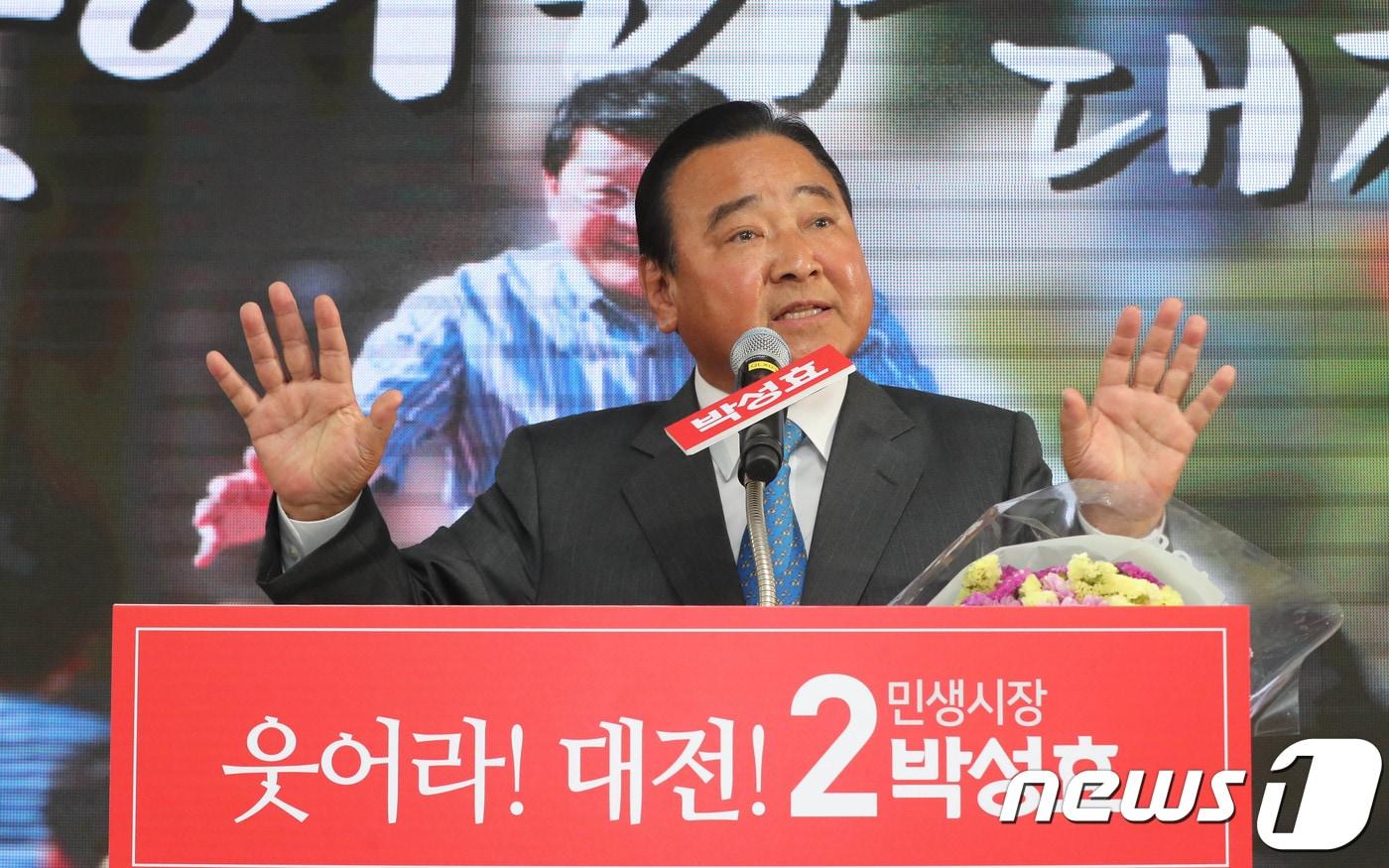 본문 이미지 - 이완구 전 국무총리가 22일 오후 대전 서구 박성효 자유한국당 대전시장 후보 선거사무소 개소식에서 축사를 하고 있다. 2018.4.22/뉴스1 ⓒ News1 주기철 기자