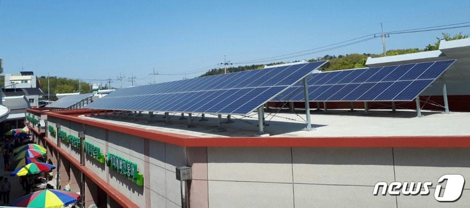 본문 이미지 - 지난 19일 무안군 무안읍 성내리 무안전통시장. 1‧2동 건물 옥상에 태양공 발전설비가 설치돼 있다.  상인들은 이 발전설비에서 생산된 전력을 쓰지 못하고 있다. .2018.4.23/뉴스1 ⓒ News1 이종행 기자