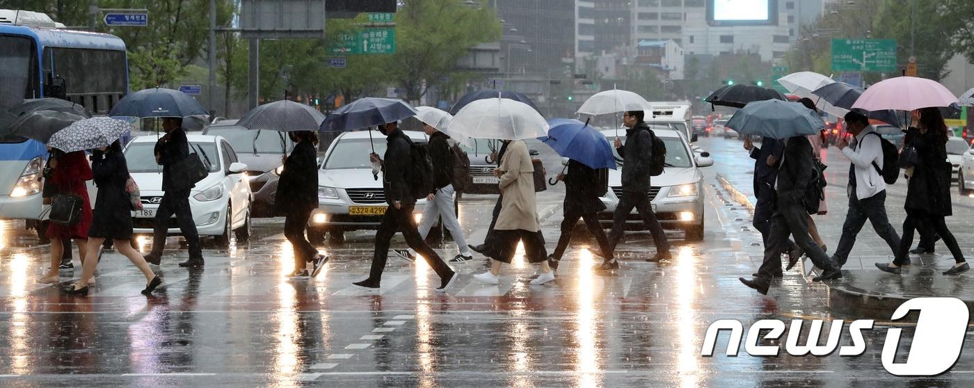 본문 이미지 - 비 내리는 횡단보도(뉴스1 DB) ⓒ 뉴스1