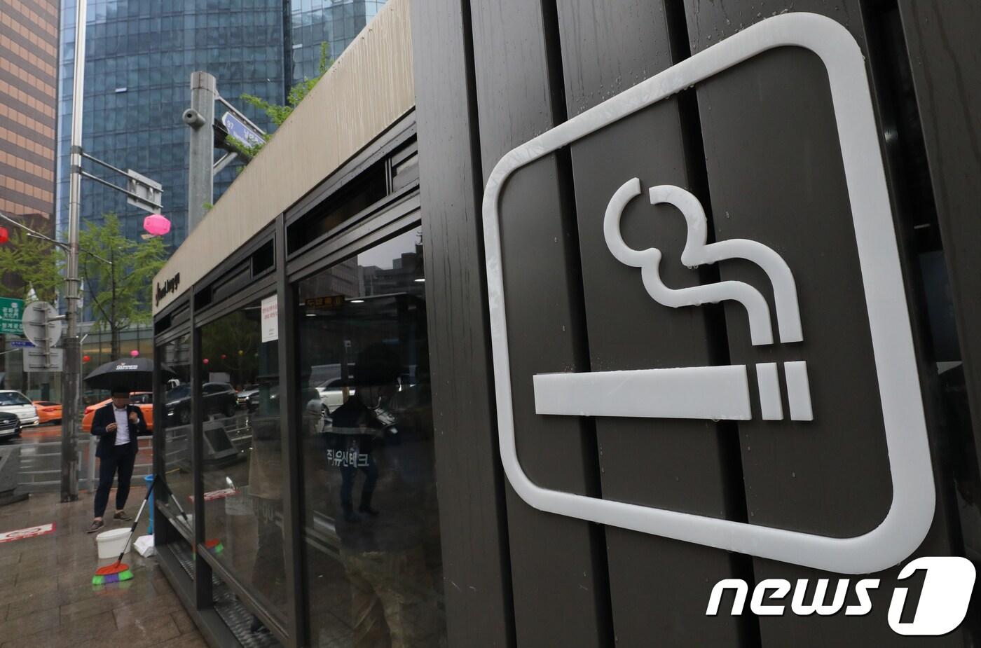 본문 이미지 - 서울 을지로에 설치된 흡연부스. /뉴스1 ⓒ News1 허경 기자