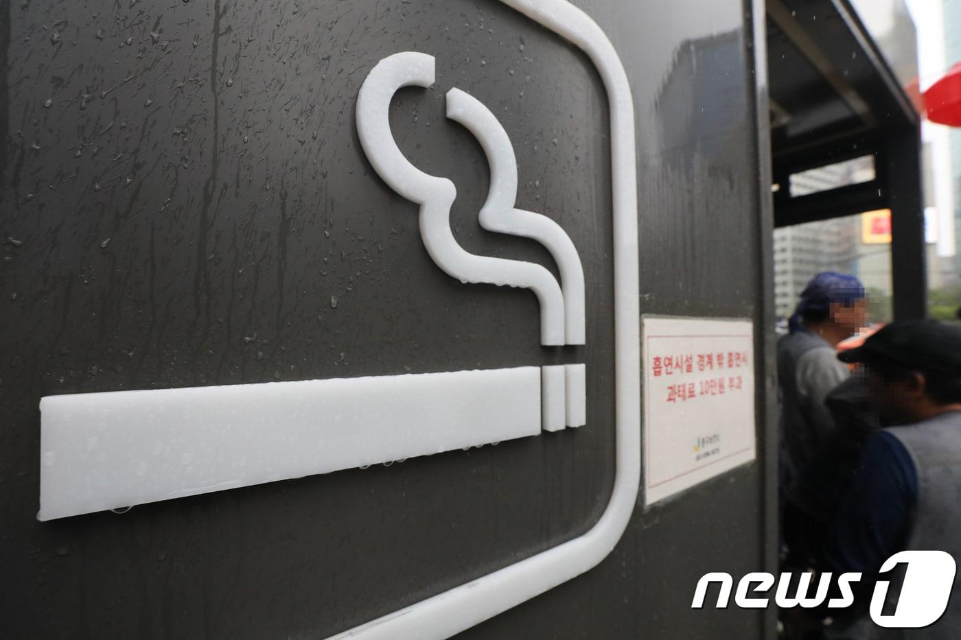 본문 이미지 - 서울 을지로에 설치된 흡연부스. 2018.4.23/뉴스1 ⓒ News1 허경 기자