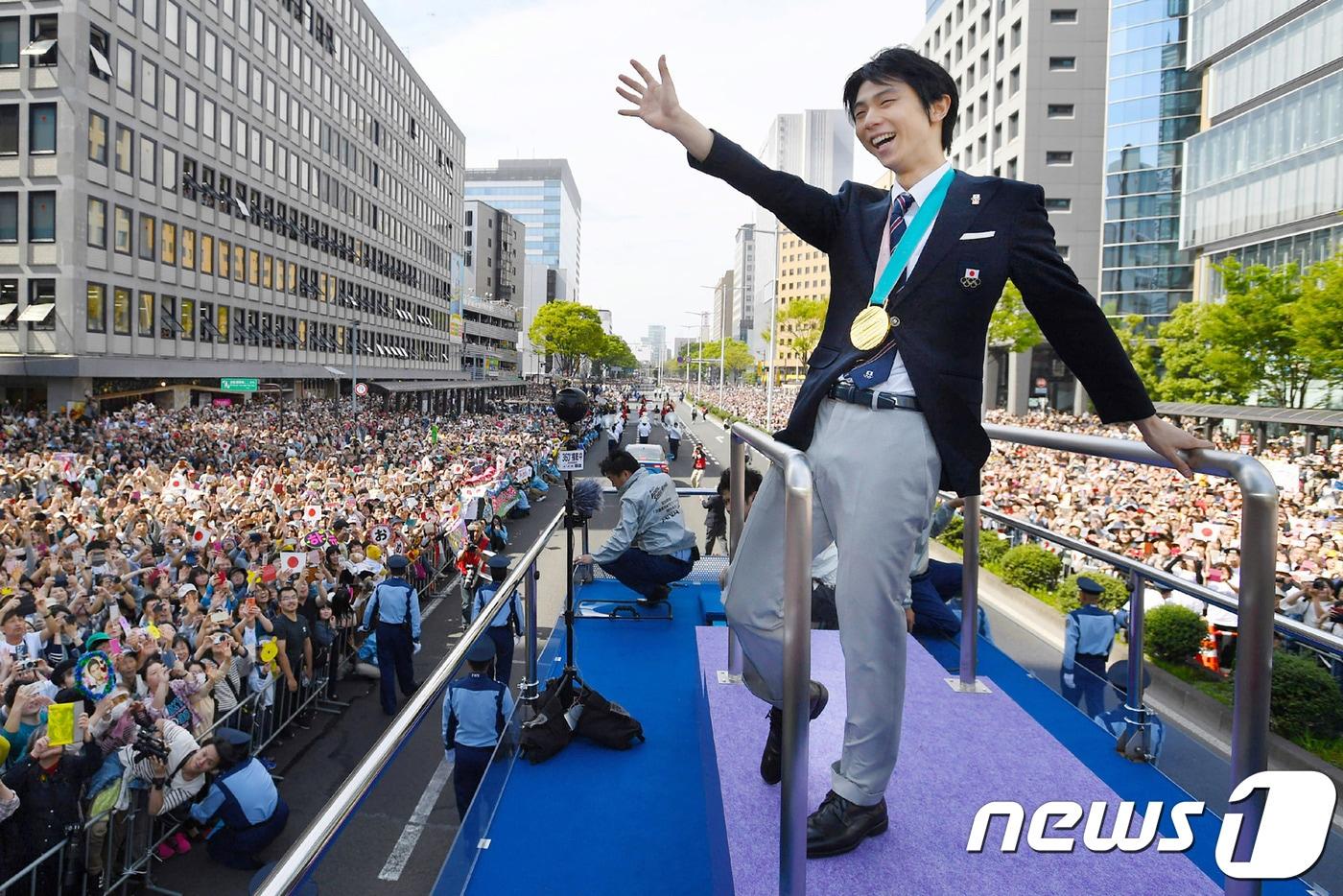 지난 22일 하뉴 유즈루(23·일본)가 고향 센다이에서 10만 시민의 환호를 받으며 카퍼레이드를 벌이고 있다. ⓒAFP=News1