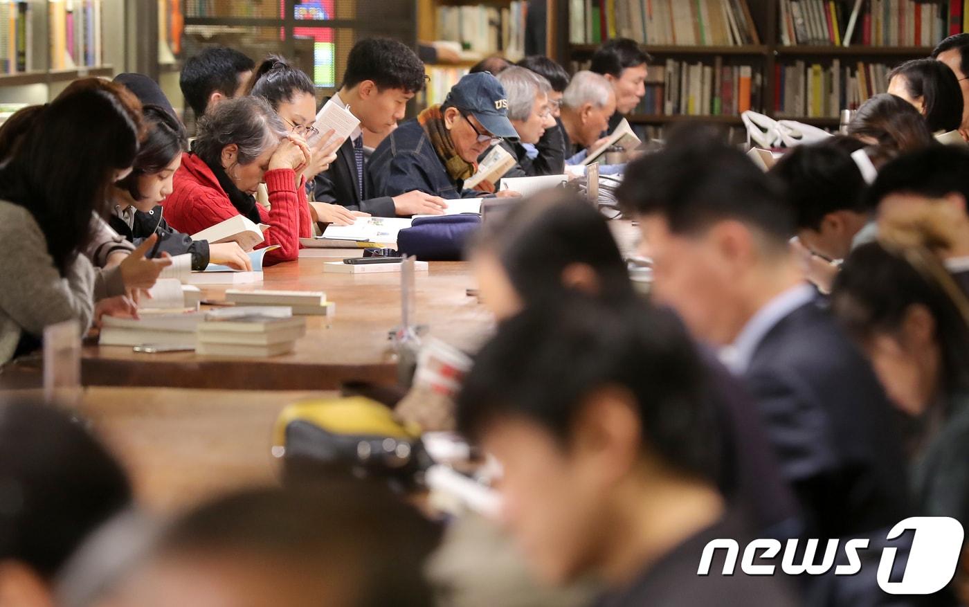 서점에서 시민들이 책을 보는 모습./뉴스1 ⓒ News1 구윤성 기자
