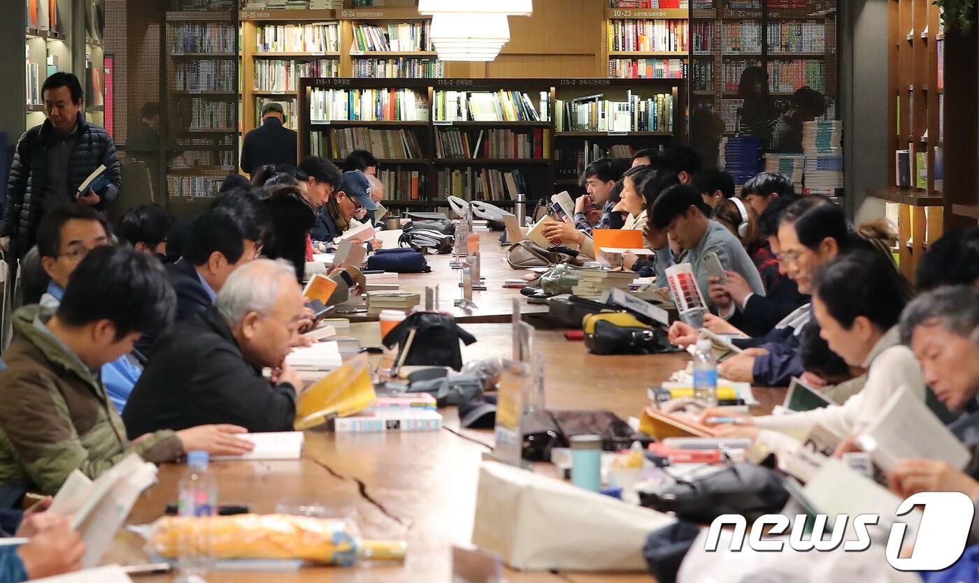 본문 이미지 - 서울 종로구 교보문고 광화문점에서 책을 읽는 사람들./뉴스1 ⓒ News1 구윤성 기자